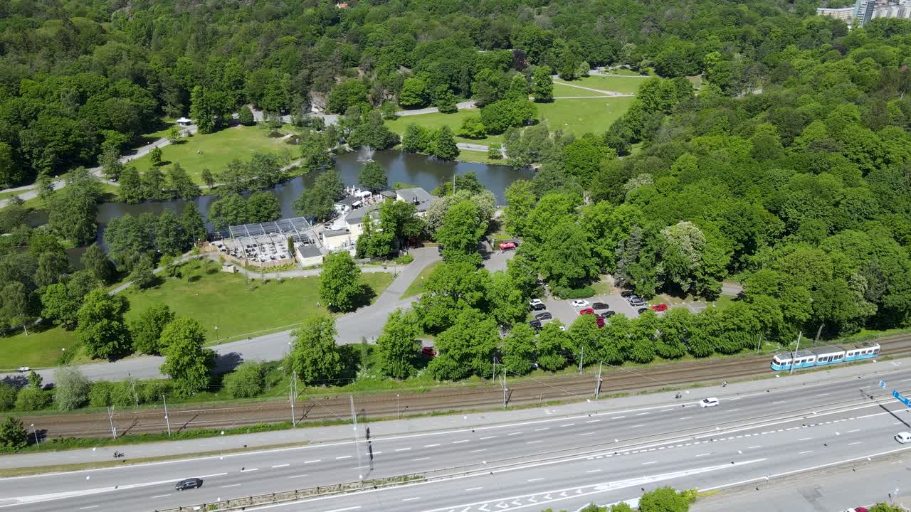 스웨덴 중앙 예테보리의 휴식과 휴양을 위한 장소인 유명한 슬롯스코겐 공원의 공중 전망 - 드론