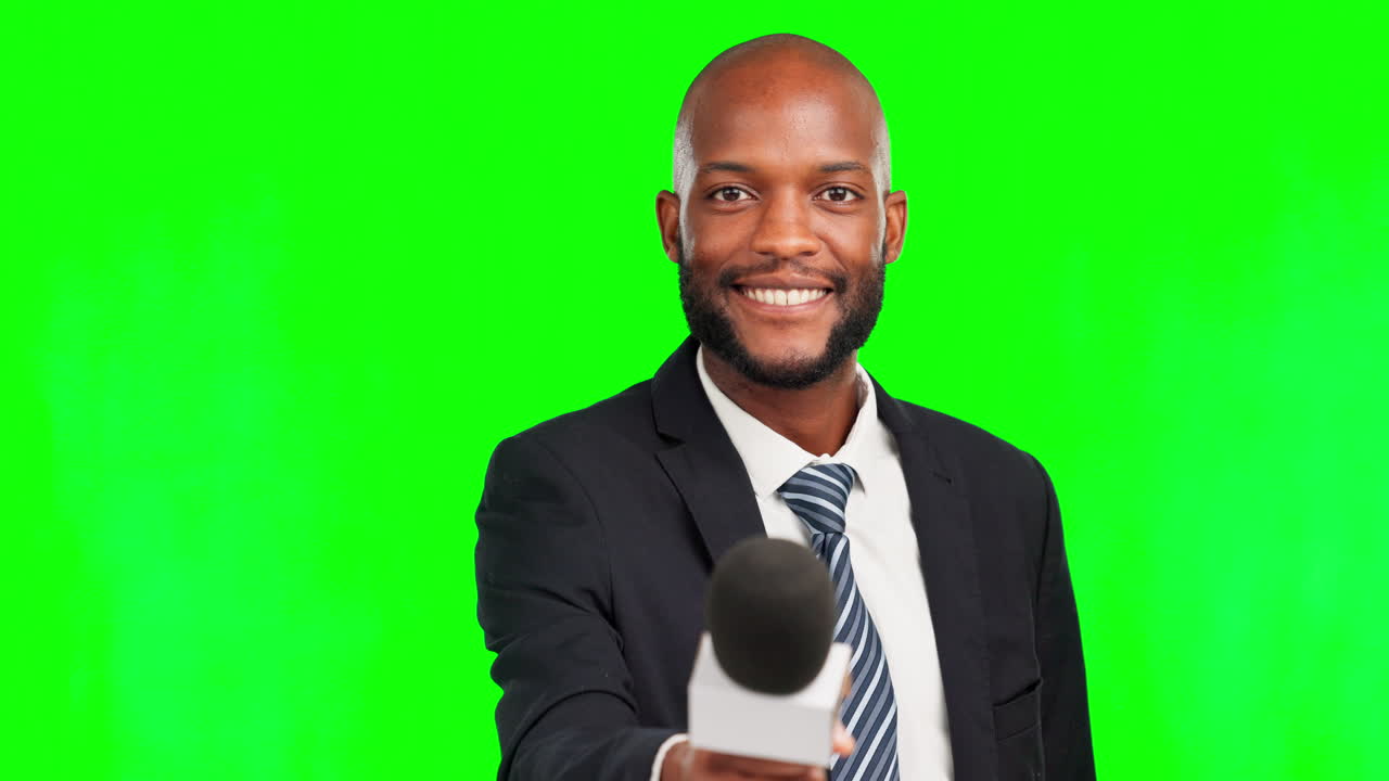 Homme, microphone et présentateur de nouvelles sur fond vert