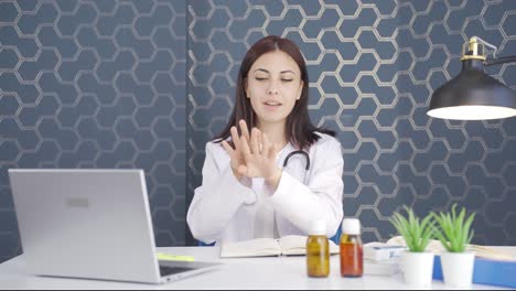 The-woman-doctor-describes-hand-washing.