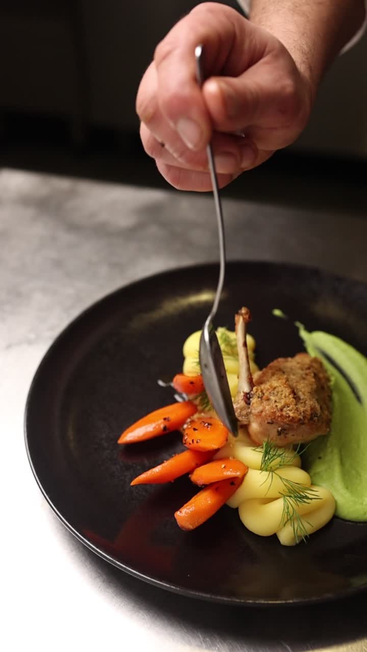 Chef che versa la salsa su un piatto di carne gourmet con verdure
