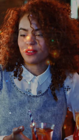 animación de lugares sobre felices amigas diversas con bebidas