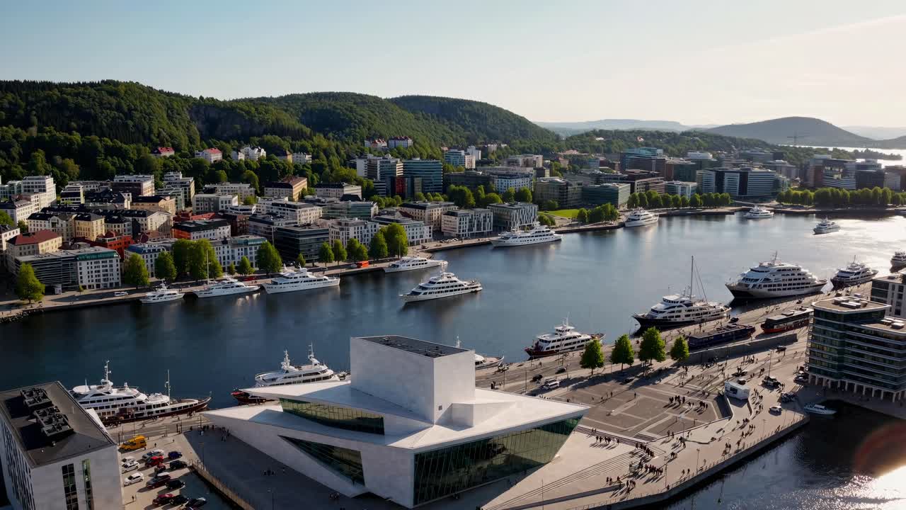 Luftaufnahme eines modernen Stadthafens mit Jachten und Uferpromenade