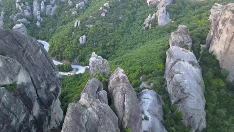 Inclinarse-Hacia-Abajo-Sobre-Los-Picos-De-Arenisca-En-Meteora,-Grecia,-Antena