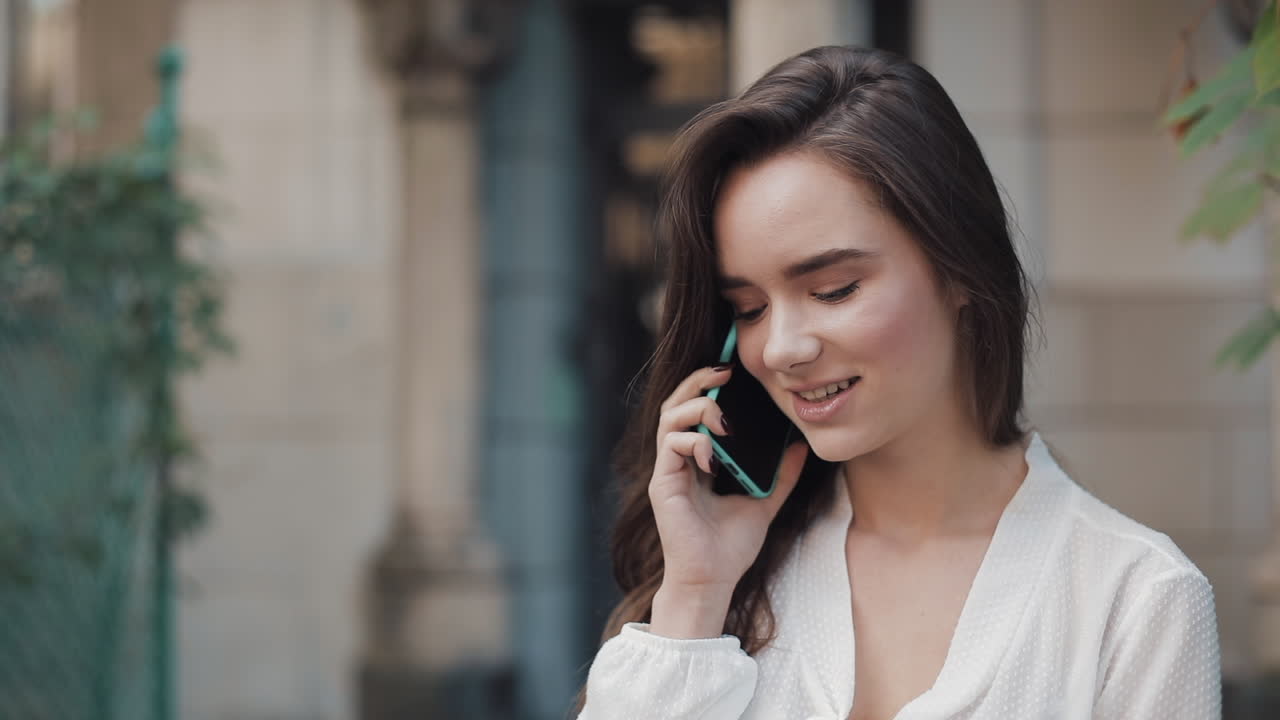 전화 통화하는 여자