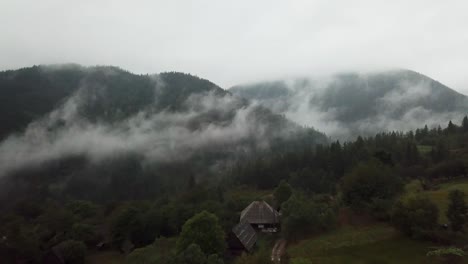 Heitere,-Neblige-Berge-Mit-Holzhütten-Im-Dorf-Matisesti-Und-Im-Apuseni-Gebirge