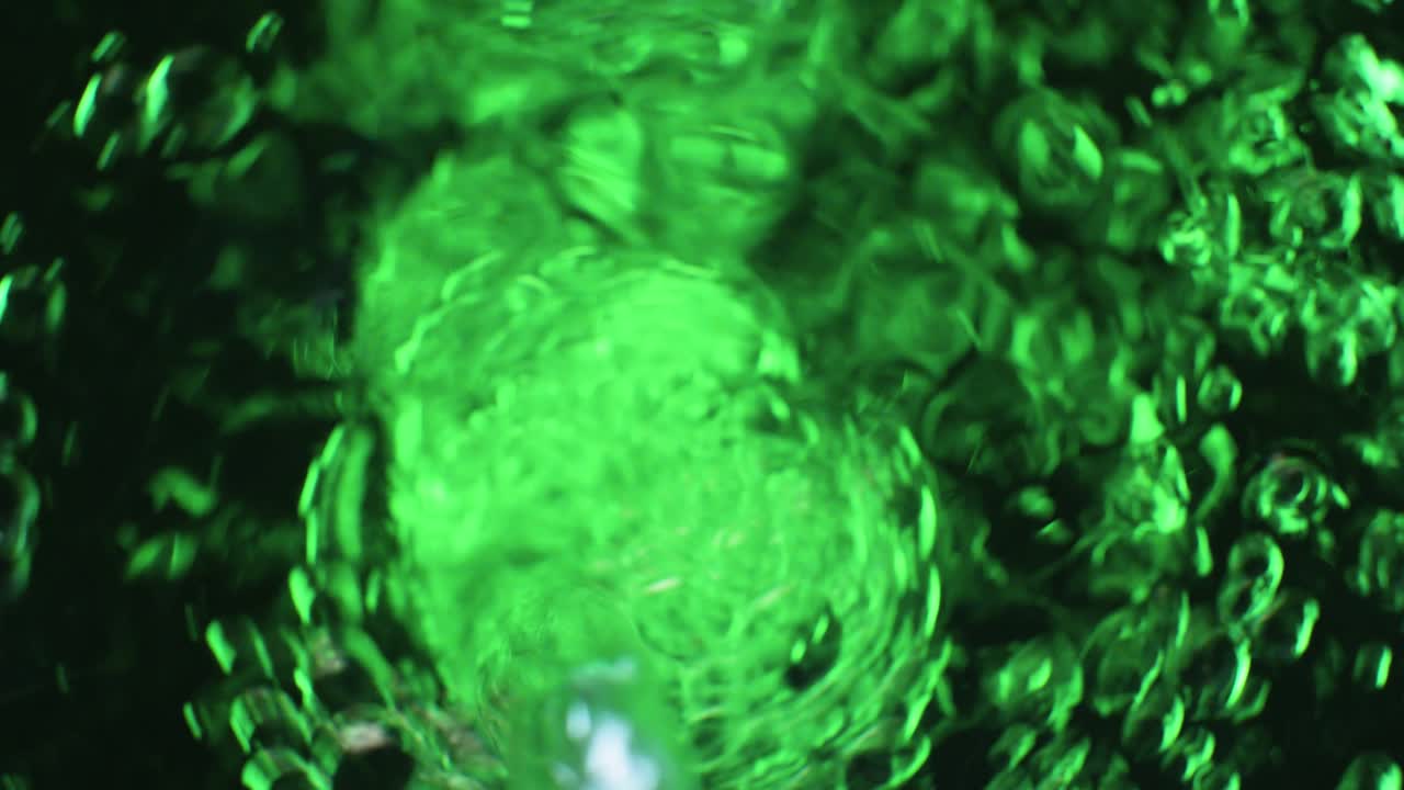 пузырьки в зеленой воде