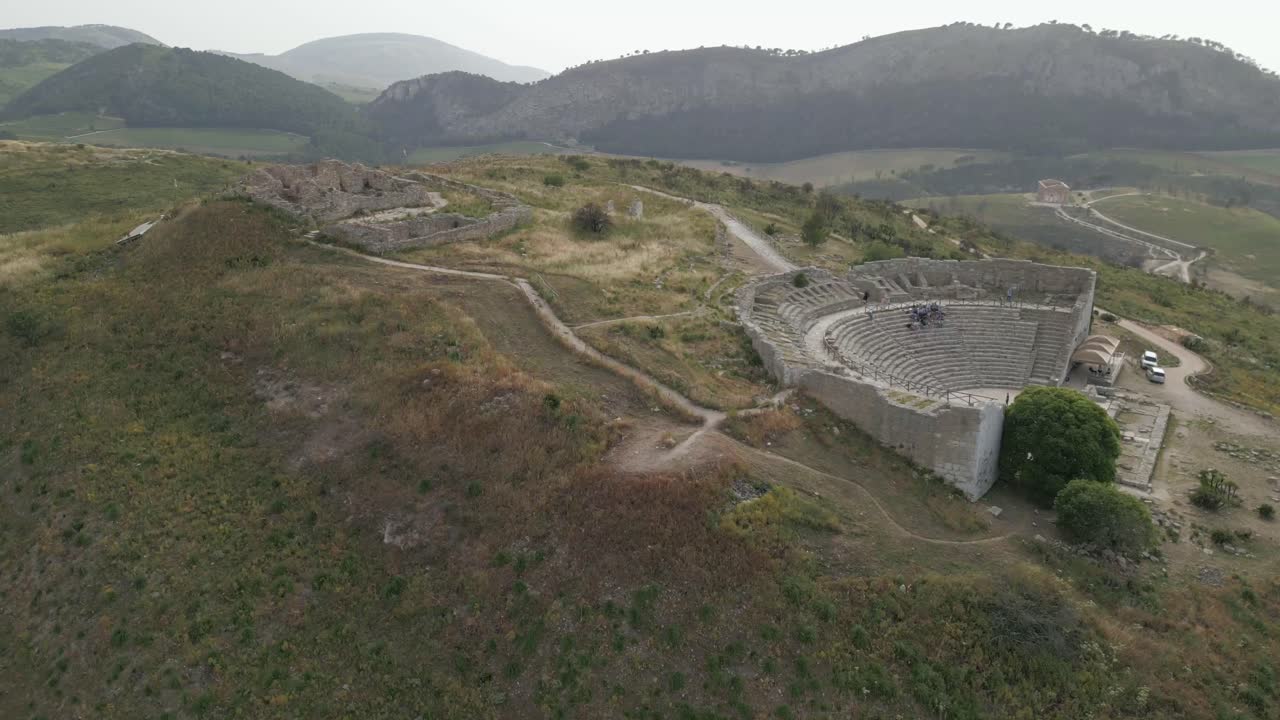 vista aérea del parque arqueológico de las ruinas de segesta en sicilia, italia