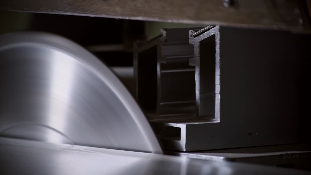 круговая пила начинает работать. столярная мастерская. крупный вид