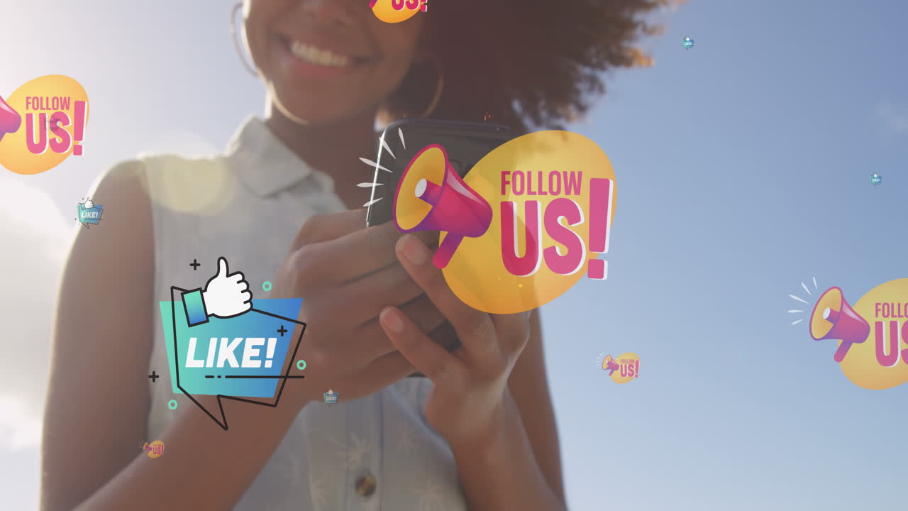 animación de seguirnos sobre la sección media de una feliz mujer biracial usando un teléfono inteligente al aire libre