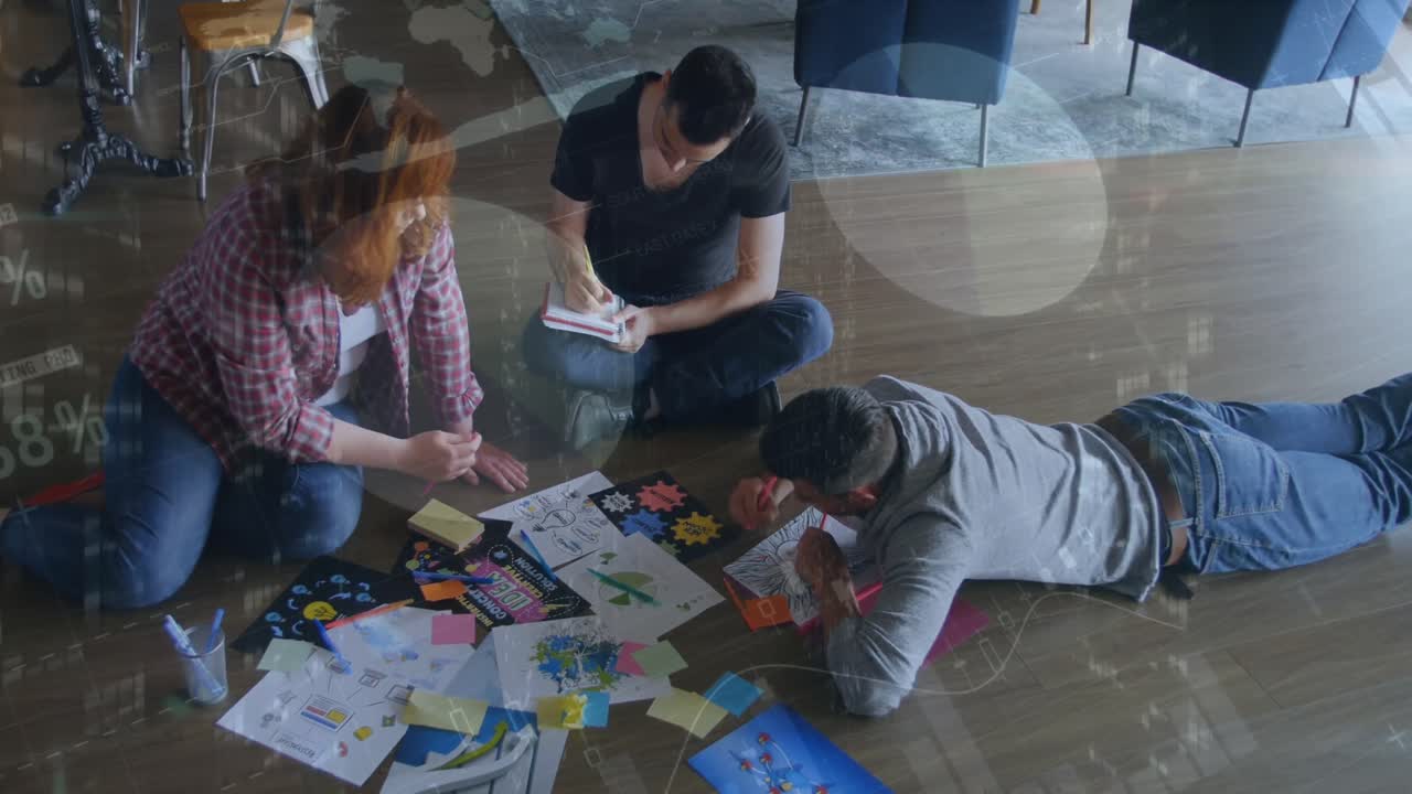 다양한 사업가들이 일을 논의하는 데이터 처리의 애니메이션