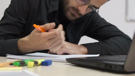 estudiante estudiando en la computadora