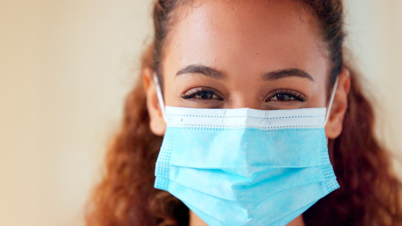 primer plano de un médico con una máscara facial para protegerse