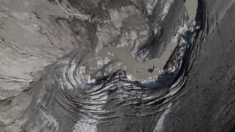 vista aérea de arriba hacia abajo del deshielo del glaciar pasteur cubierto de morrena debido al calentamiento global