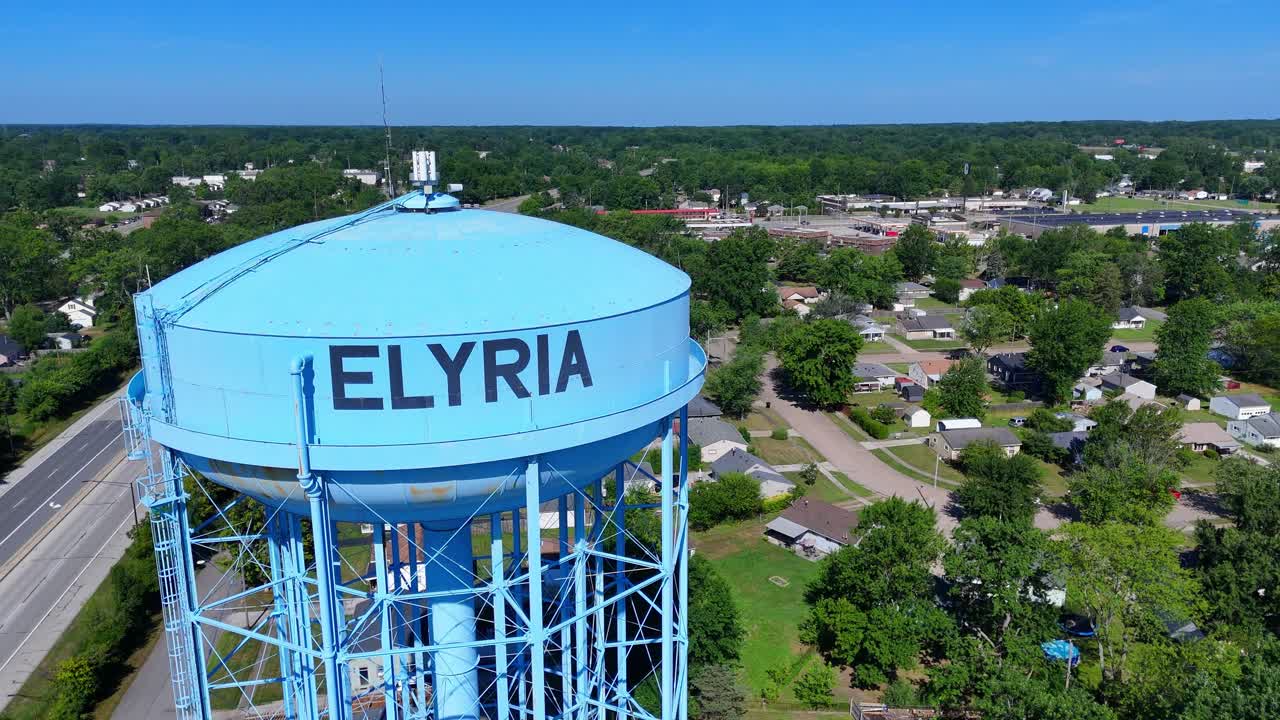 Erhöhter Elyria-Wasserturm, umgeben von Vorstadthäusern in Ohio, USA, Luftaufnahme