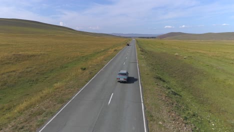 Viaje-Aéreo-Sobre-El-Coche-En-La-Carretera