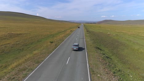 viaje aéreo por encima de un automóvil en la carretera