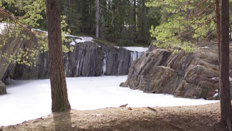 área-Cubierta-De-Bosque-Cerca-Del-Lago-Que-Llenó-La-Antigua-Mina-De-Hierro