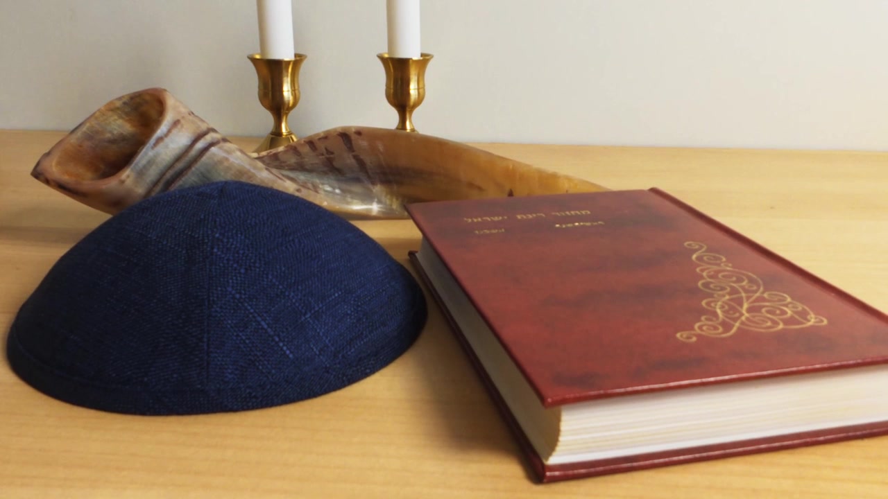 Simboli religiosi ebraici inclusi Kippah, Shofar e libro di preghiere