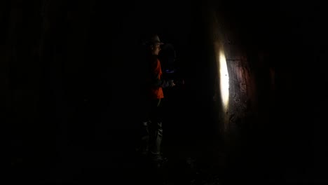 exploración subterránea por la noche