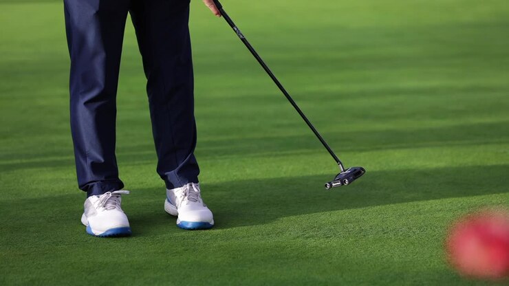 primo piano del giocatore di golf durante la messa a segno