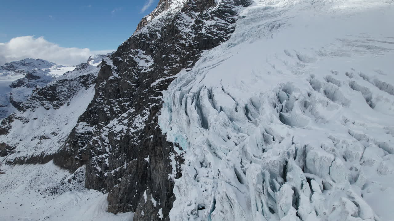 알프스에서 겨울에 화창한 날에 큰 빙하의 얼굴 균열의 무인 항공기 풍경보기