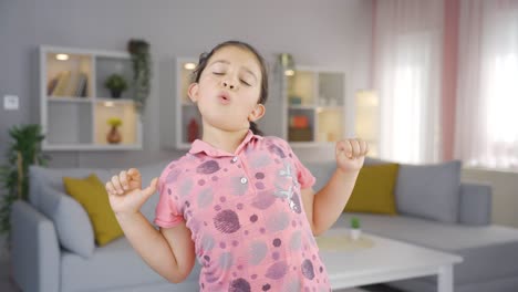 Una-Niña-Somnolienta-Bosteza.