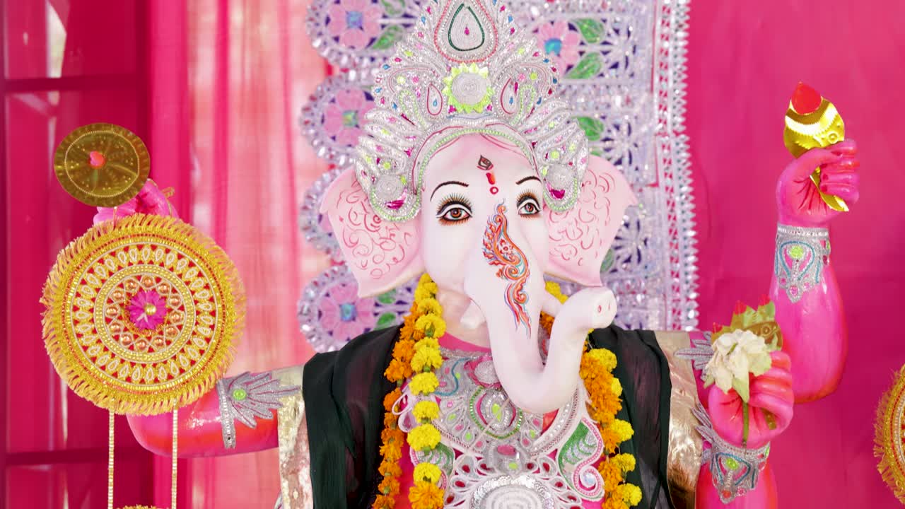 statua del dio indù Ganesh adornata con ghirlande e ornamenti di calendule