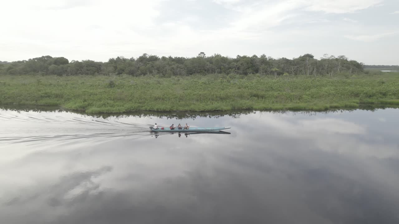 라구나 네그라, 콜롬비아에서 항해하는 소형 모터보트 - 공중 드론 샷