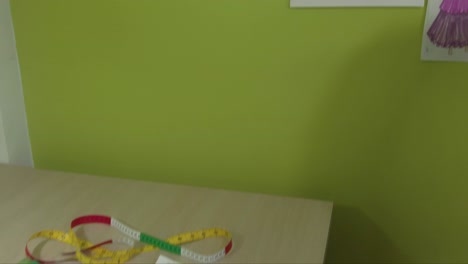 diseñadora de moda latina trabajando en una nueva colección de vestidos en su espacio de trabajo