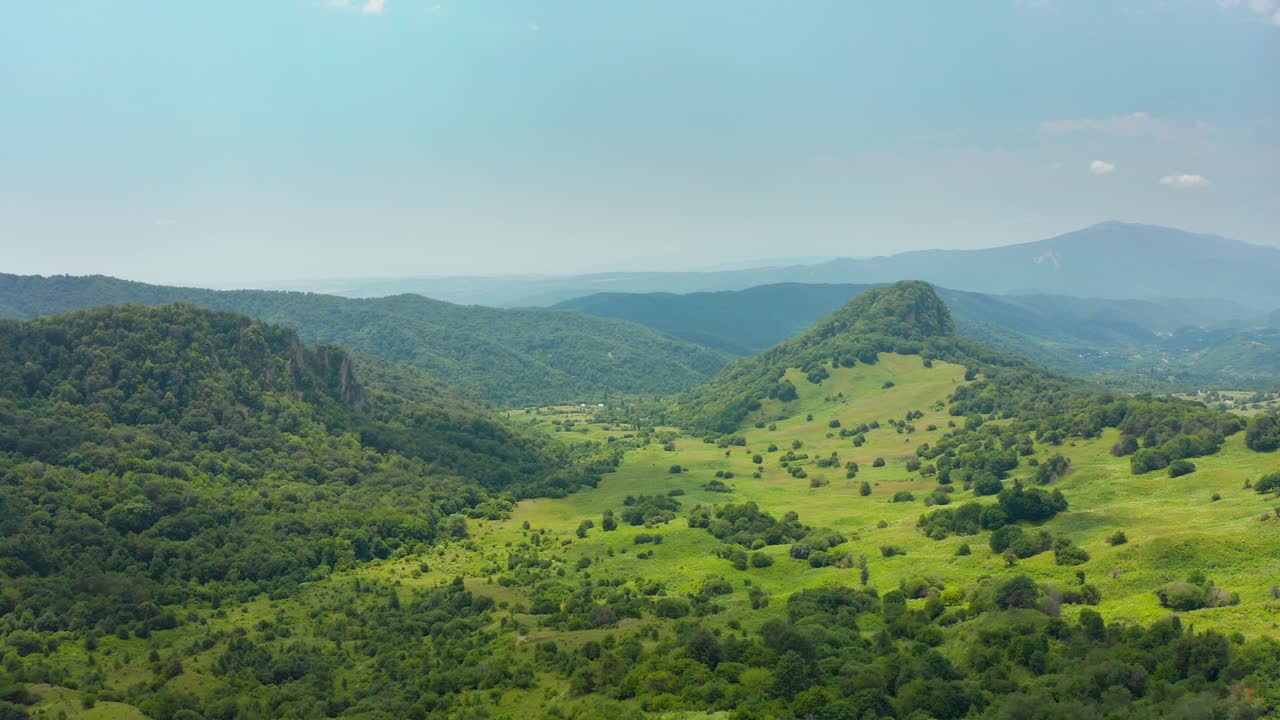 increíble vuelo aéreo sobre la vista de montañas y prados boscosos verdes salvajes en la región de kakheti en georgia