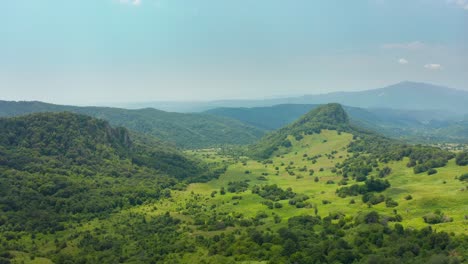 Increíble-Vuelo-Aéreo-Sobre-La-Vista-De-Montañas-Y-Prados-Boscosos-Verdes-Salvajes-En-La-Región-De-Kakheti-En-Georgia