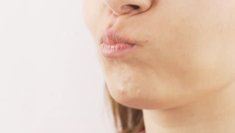 retrato en primer plano de una mujer comiendo chocolate.