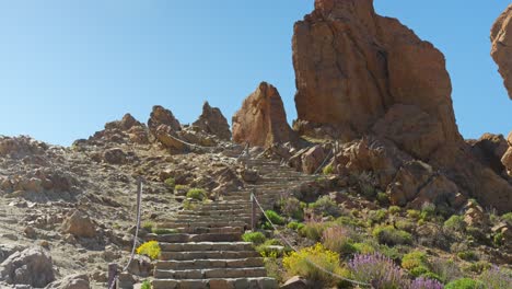 escaleras de piedra en el parque nacional del teide que conducen hacia arriba a formaciones rocosas