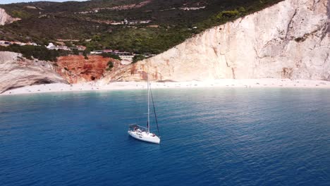 Luxusyacht-Am-Strand-Von-Porto-Katsiki,-Insel-Lefkada,-Griechenland---Kreisende-Luftaufnahme