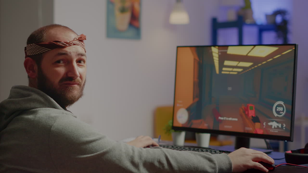 프로 남자 게이머 가 머리 를 돌려서 카메라 에 미소 짓고 있다