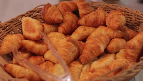 Korb-Mit-Frisch-Gebackenen,-Köstlichen,-Süßen-Französischen-Croissants-Aus-Nächster-Nähe