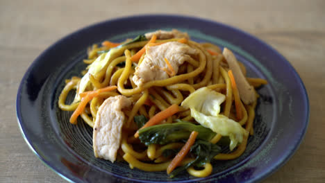 Fideos-Yakisoba-Salteados-Con-Pollo