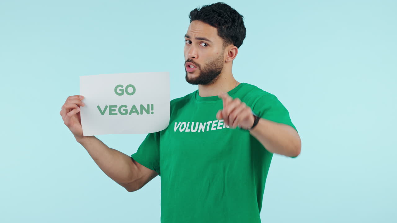 Freiwilliger, Schild und veganes Plakat im Studio