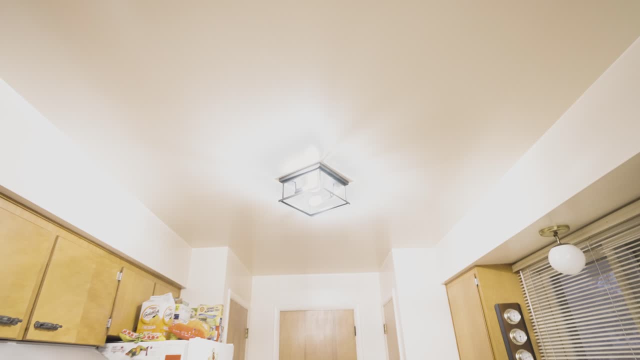 movimiento de inclinación y extracción que muestra una nueva lámpara con bombillas edison