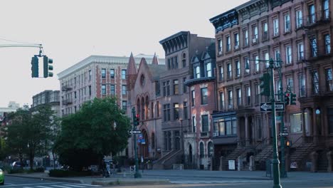 Kurze-Pfanne-Auf-Straßenniveau-In-Harlem,-New-York-City