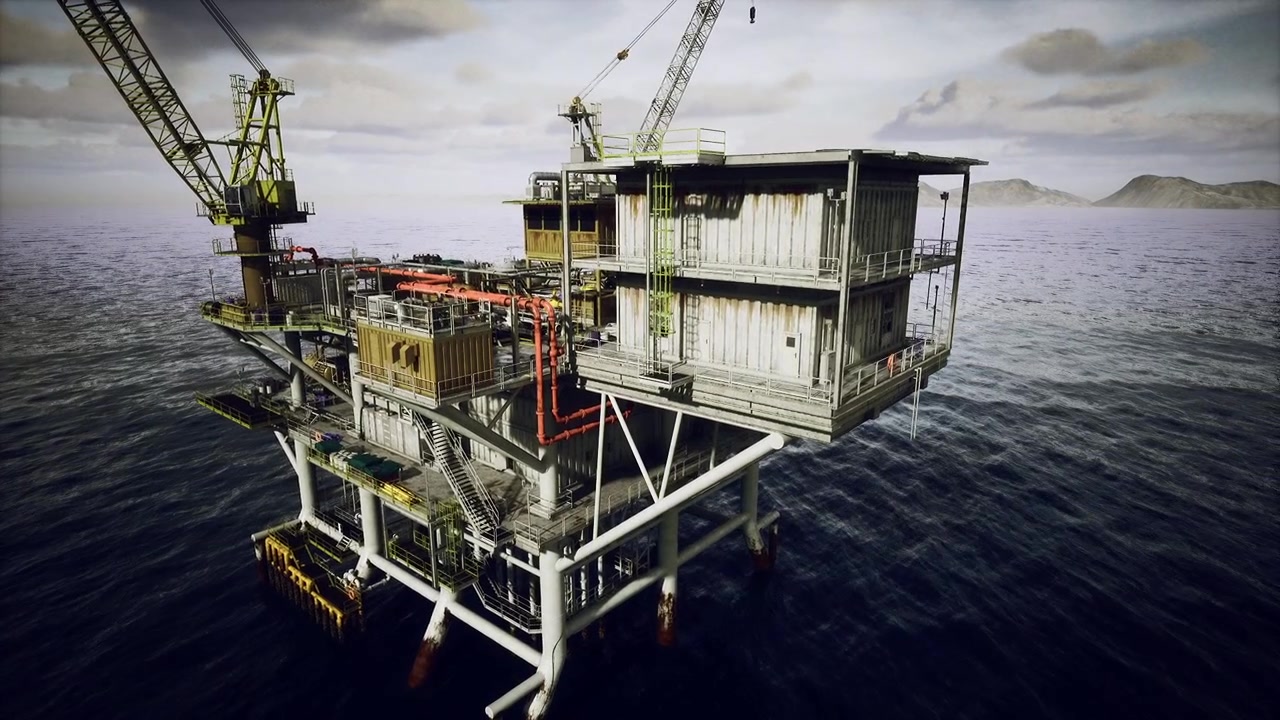 Kranoperationer og monteringsarbejde på havplatform under overskyet himmel