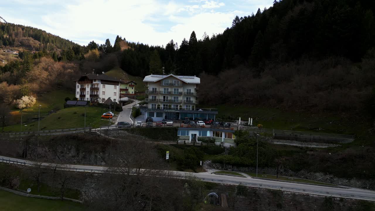 hoteles y edificios turísticos en el lago molveno