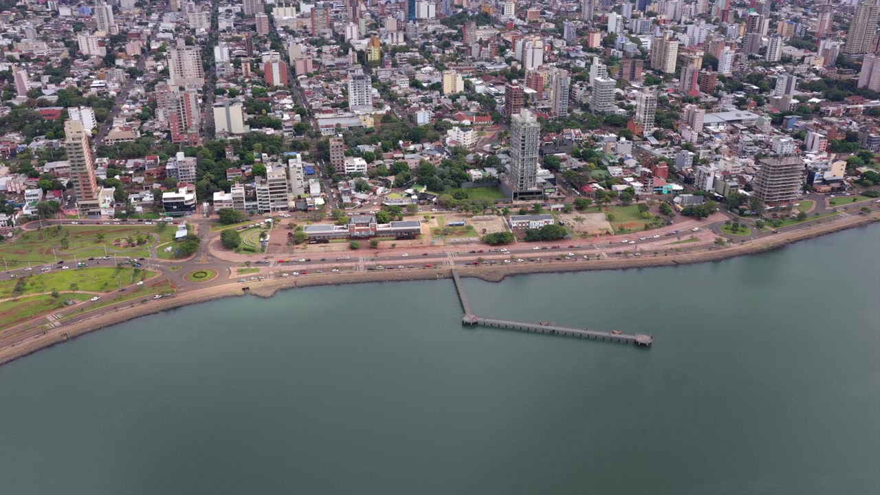 Il vivace lungofiume di Posadas, Argentina, è ripreso dall'alto, mostrando la disposizione urbana della città lungo il fiume Paraná. Ideale per lo sviluppo urbano e contenuti di viaggio.