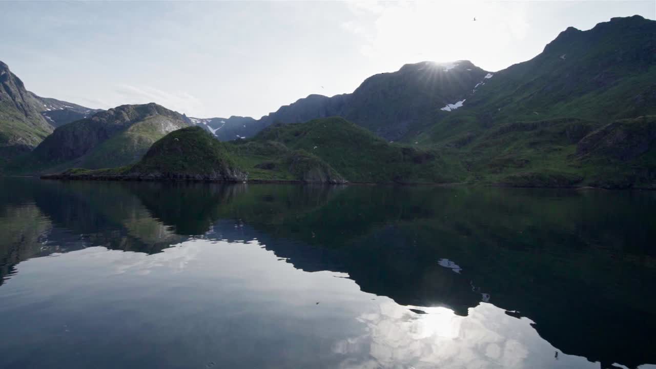 Norveç'in göl kenarındaki huzurlu yeşil dağ manzarası - Geniş