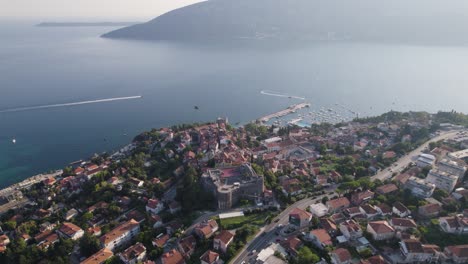 Herceg-Novi,-Bañada-Por-El-Sol,-Está-Situada-Junto-Al-Adriático,-En-Medio-Del-Moderno-Montenegro.