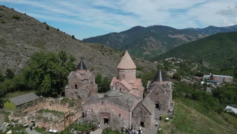 Vuelo-Bajo-A-La-Torre-De-Piedra-Del-Monasterio-Medieval-De-Goshavank-En-Armenia