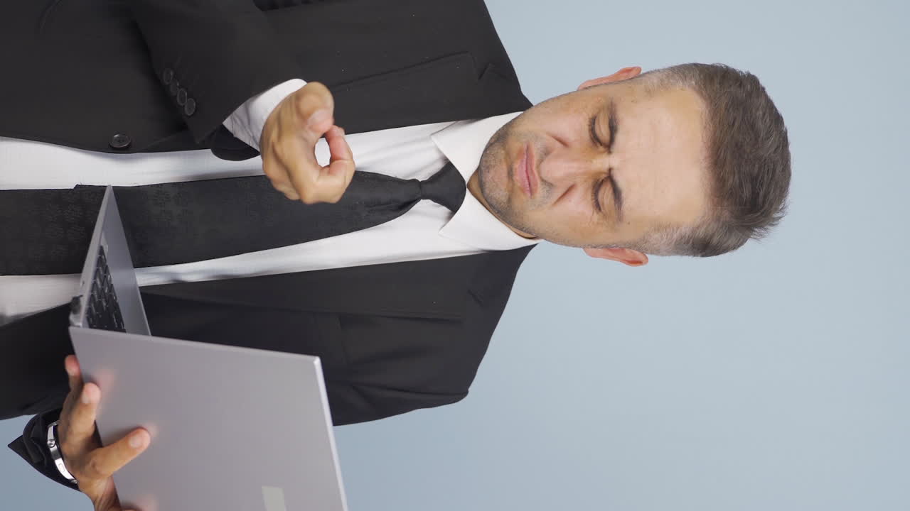 вертикальное видео боли в запястье.