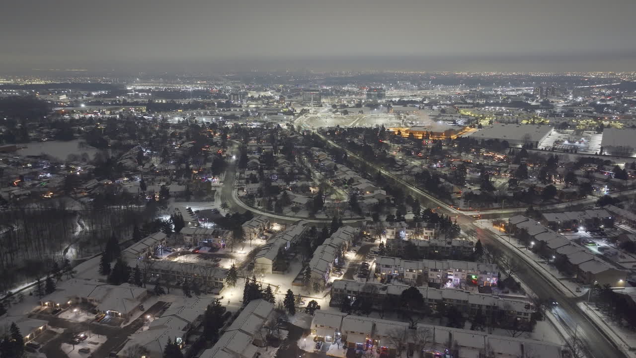 Karlı ihtişamıyla Meadowvale, Mississauga'nın kış gecesi şehir silüeti