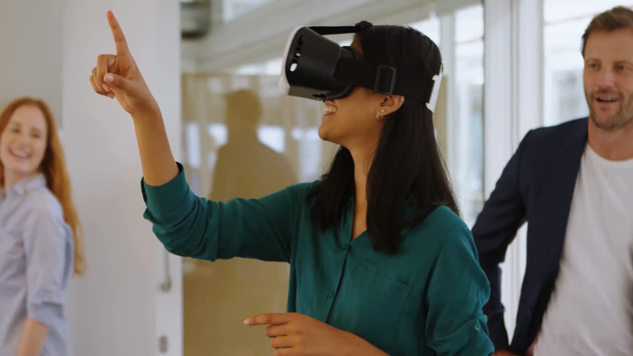 Dirigente donna che usa un tablet digitale in ufficio 4K