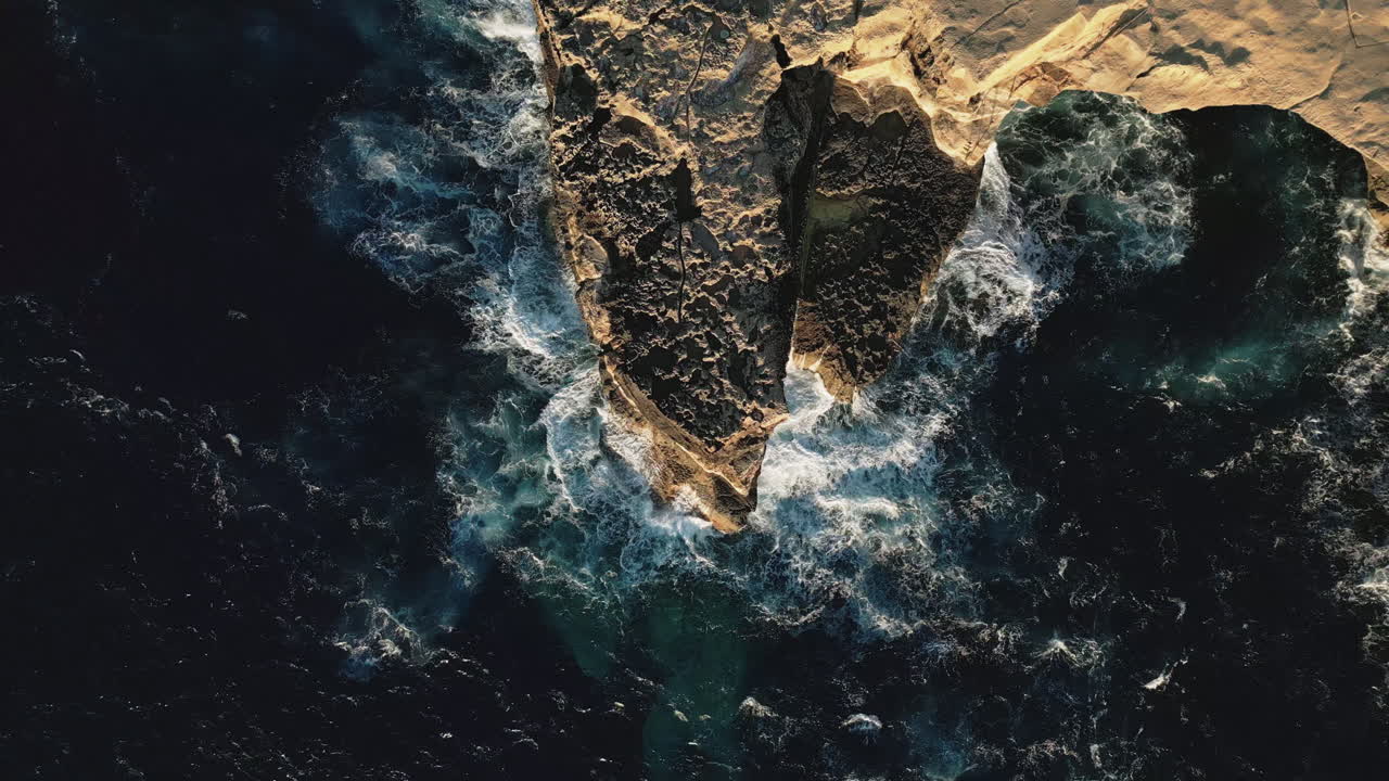 Beautiful ocean waves crashing into Rock